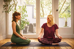 Yogadocent en klant thuis